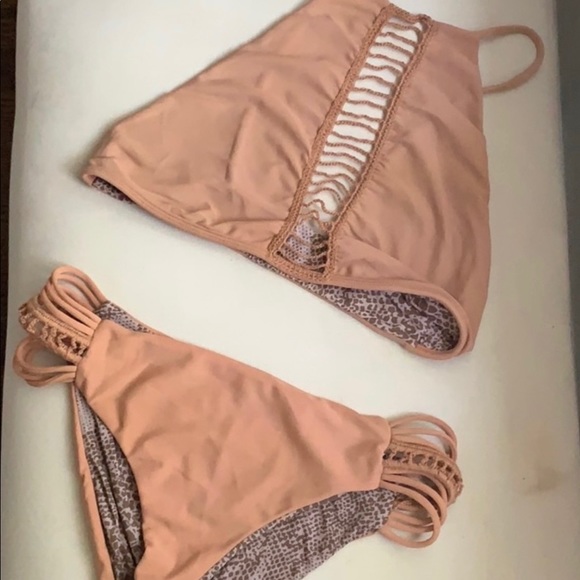 Acacia Malibu Top + Pikake Bottom in Topless - Picture 1 of 4